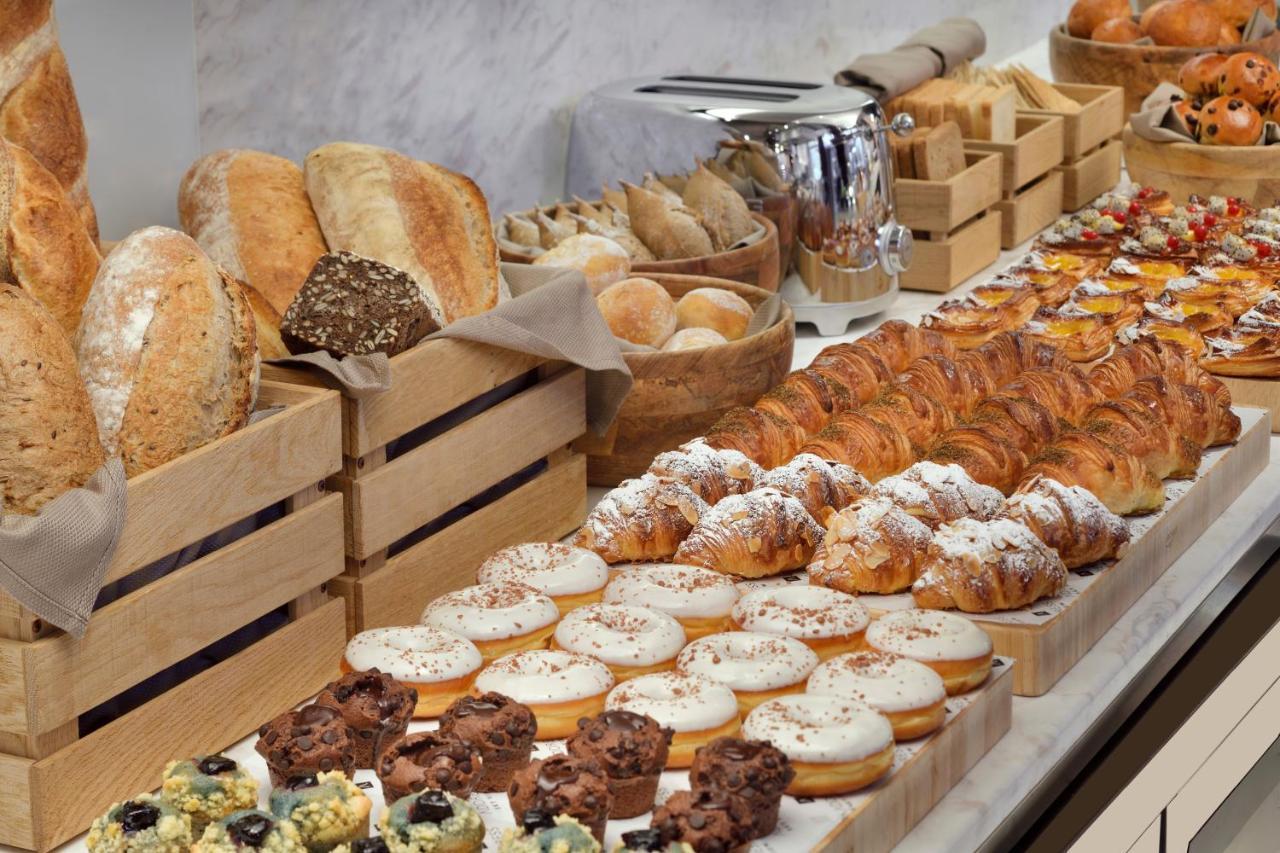 Address Sky View, Downtown Dubai Hotel Exterior photo Bakery items